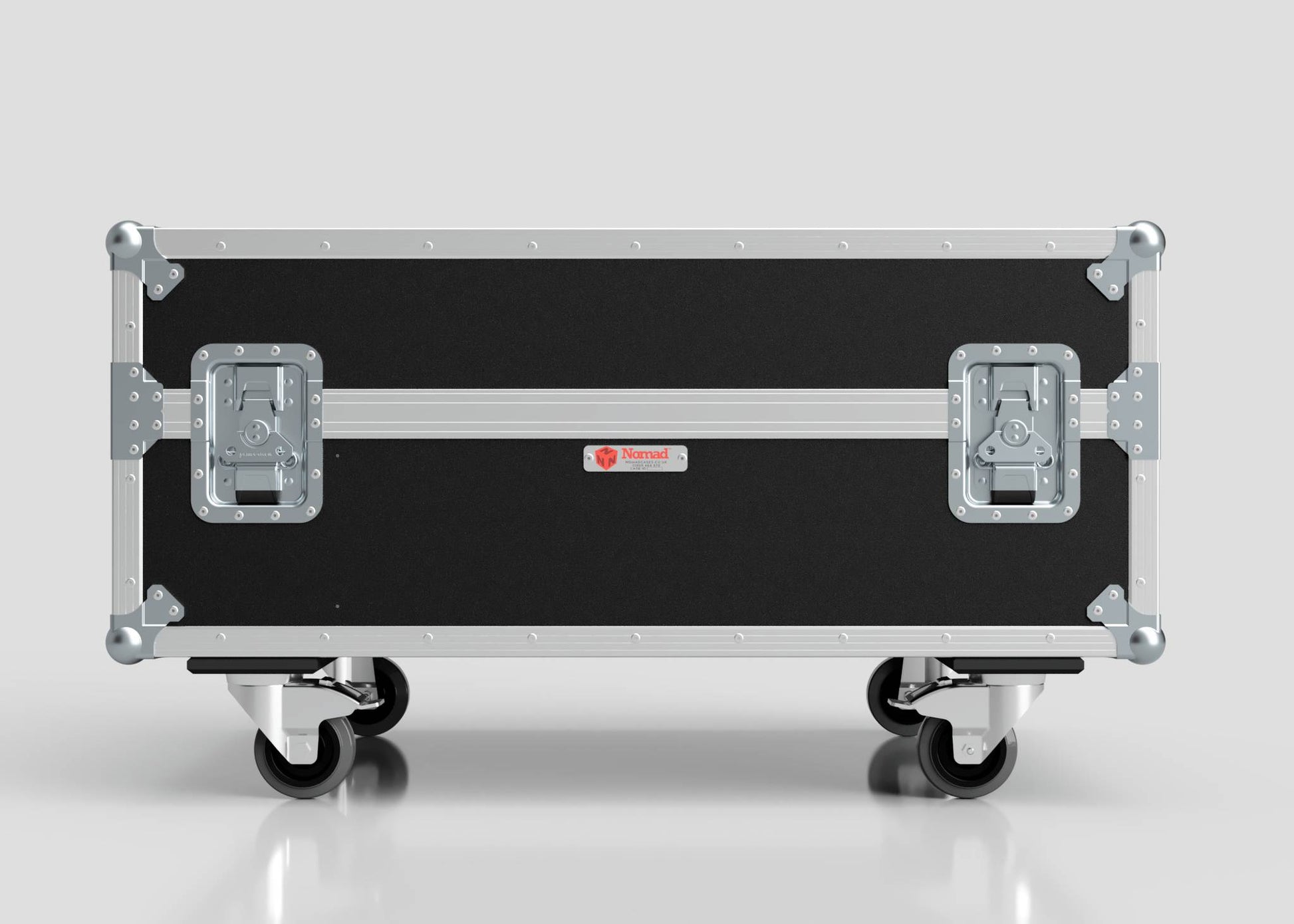 The Epsom L1000 & 20K Projector Case is a black and silver road case with metal reinforcements, two latches, four caster wheels, and external dimensions of 1008 x 724 x 565 mm.