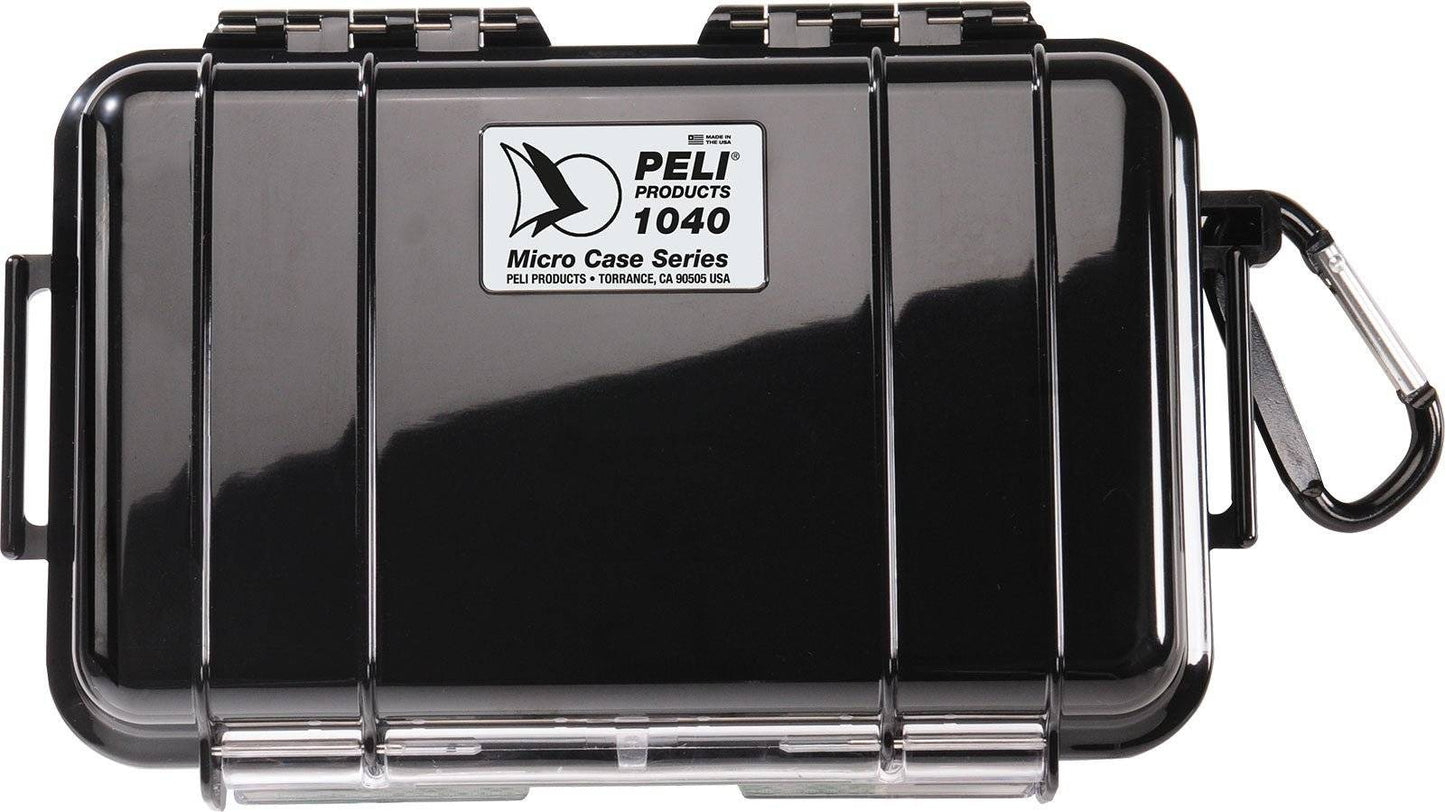 The 1040 PELI Micro™ Case is shown closed from above with a carabiner and lid label—this dustproof case protects your valuables reliably.