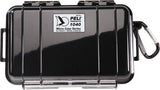 The 1040 PELI Micro™ Case is shown closed from above with a carabiner and lid label—this dustproof case protects your valuables reliably.