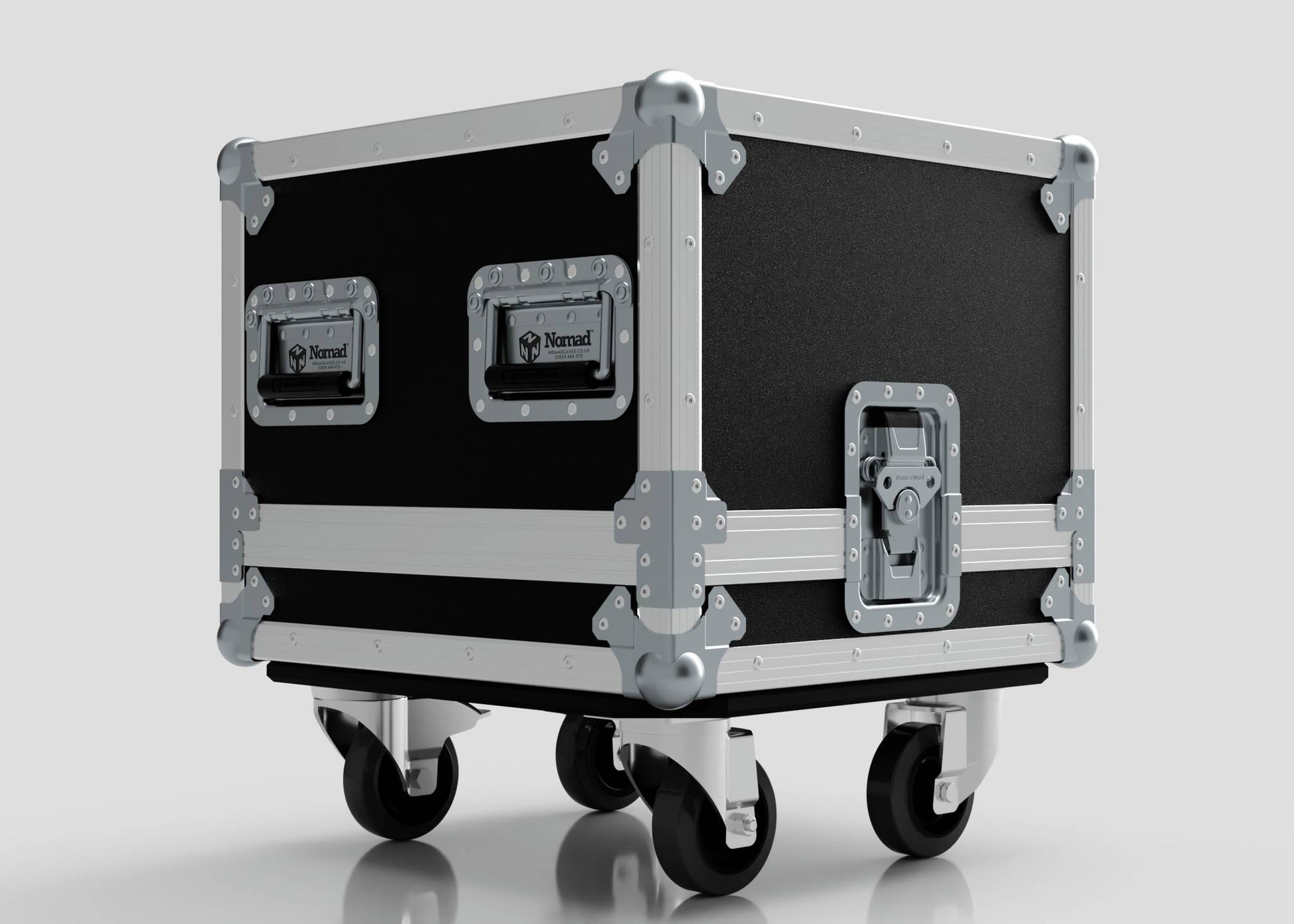 The Diff Case is a black and silver rolling equipment case with metal reinforcements, handles, latch, and four caster wheels. External and internal dimensions are available in millimeters for a precise fit.