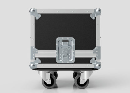 Diff Case: a black and silver road case with protective metal corners, recessed handle, four caster wheels, and external dimensions in mm shown on a white background.